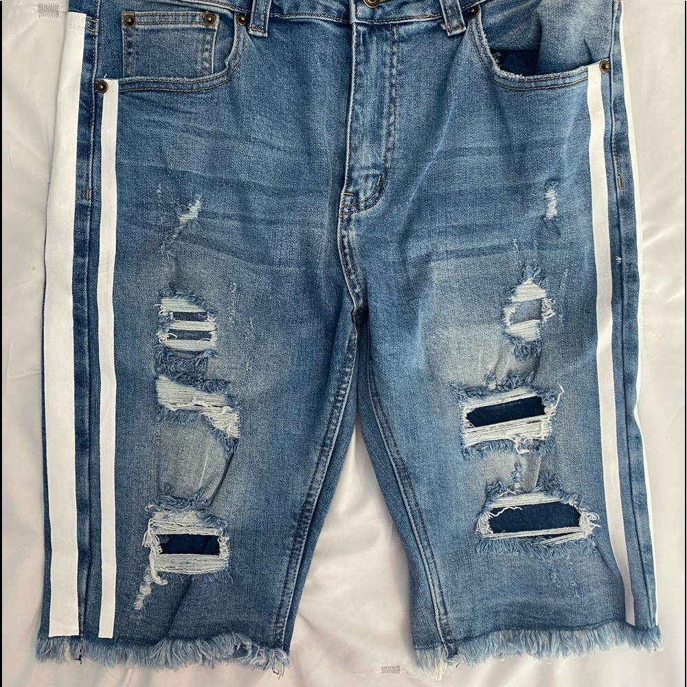 Fashion nova men’s blue Jean shorts size 32